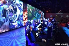 曾经的前场搭档！安东尼和拉什福德拥抱这一刻，你想到了什么？