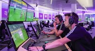 张伯伦代表阿森纳U21出战曼联U21，8年后再为枪手比赛